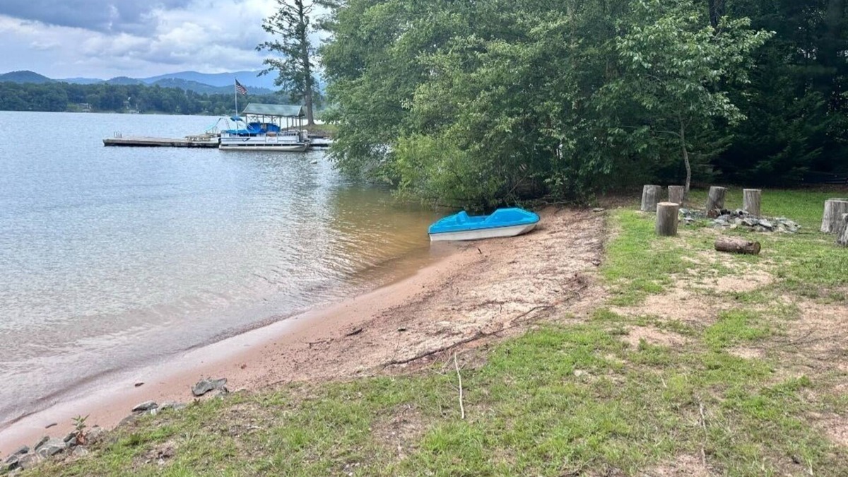 Hayesville Cabin | Lakefront Cabin on Lake Chatuge! Bring your boat!