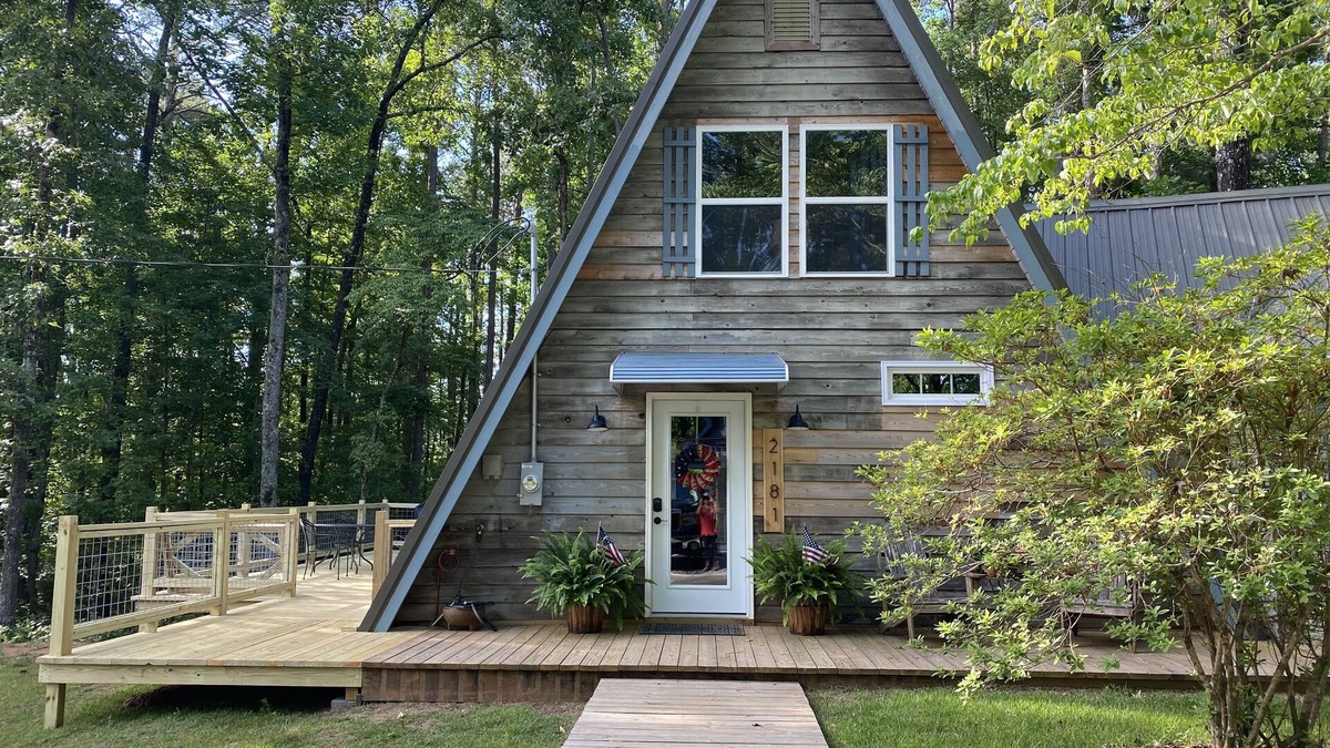 Five Points House | Lakefront Cabin on West Point Lake, private dock, fire pit! Near Lagrange
