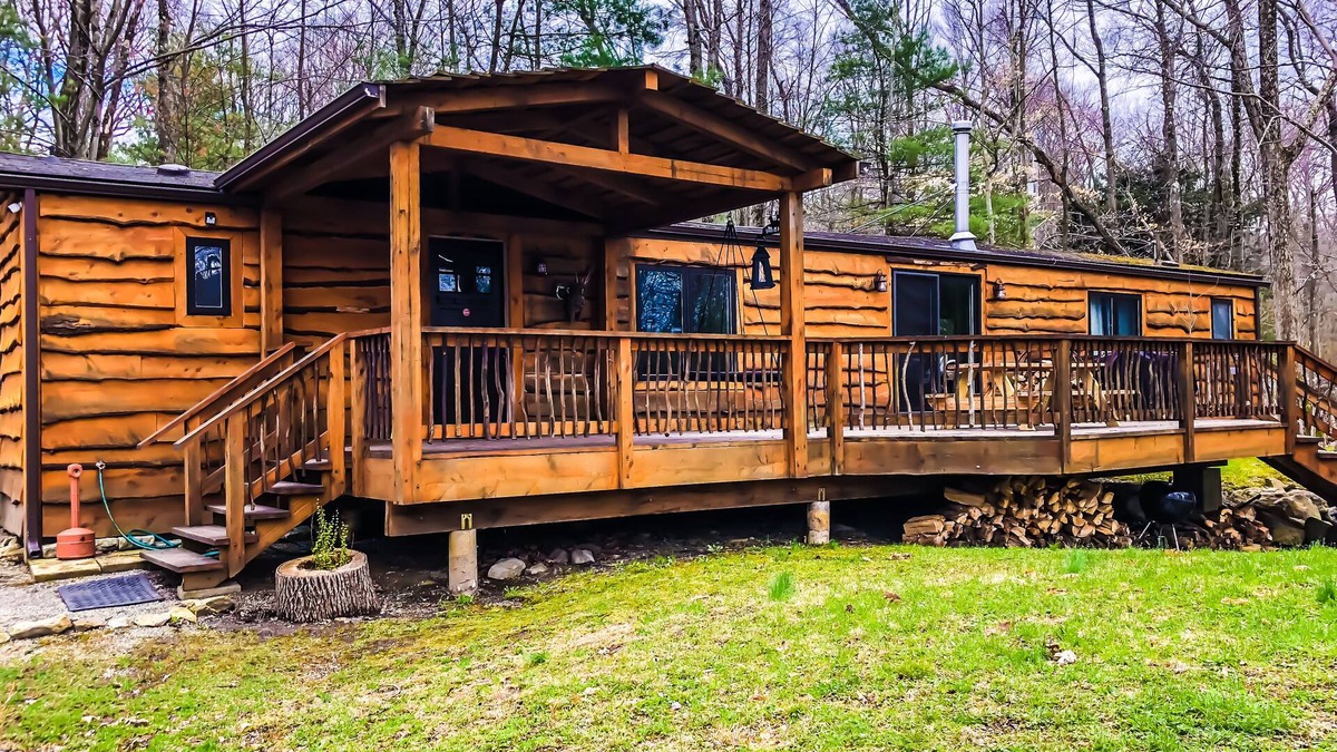 Saylorsburg Cabin | LAKEFRONT Cabin on a 22+ acres wooded lot. Close to BLUE MOUNTAIN Ski Resort!