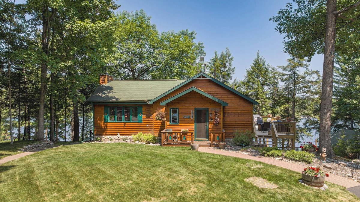 Minocqua Resort | Lakefront Cabin Resort – 11 Bedrooms, 4 Cabins, Sleeps 25 – Lake Tomahawk, WI