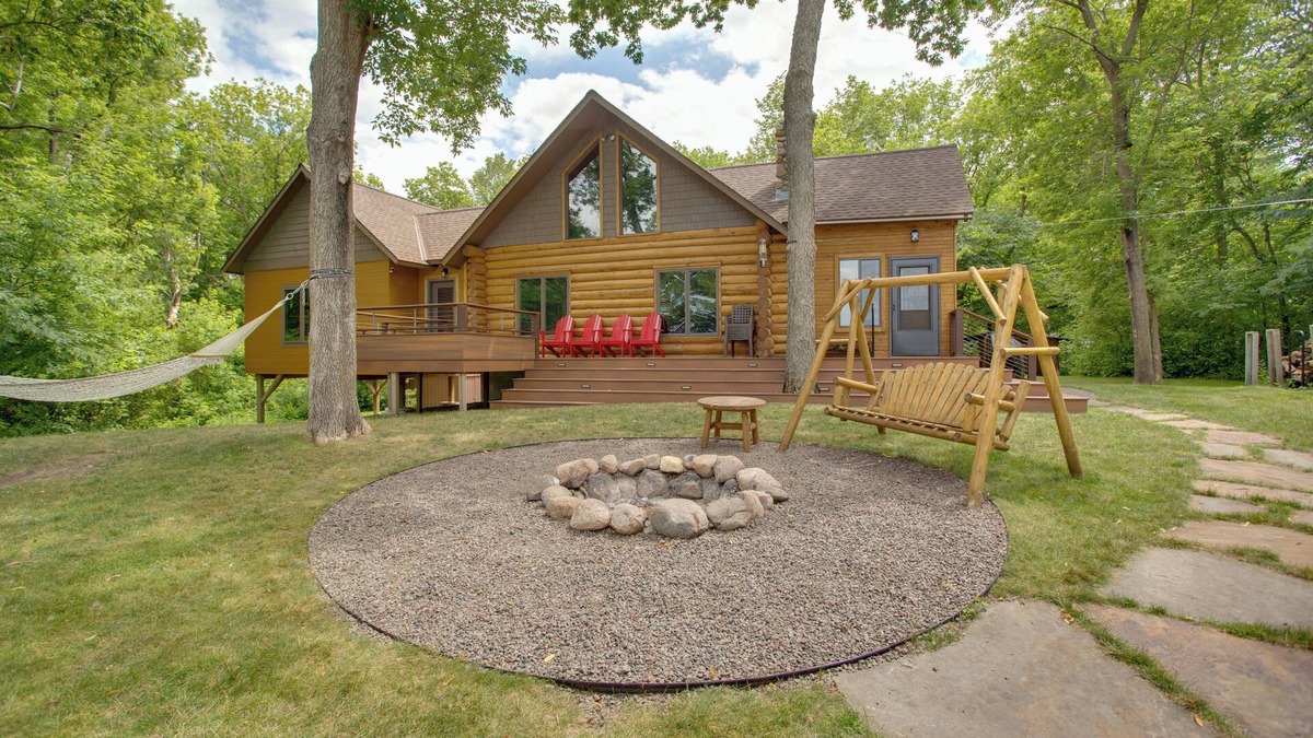 New London Cabin | Lakefront Cabin Retreat, 2-Acre Lot w/Deck!