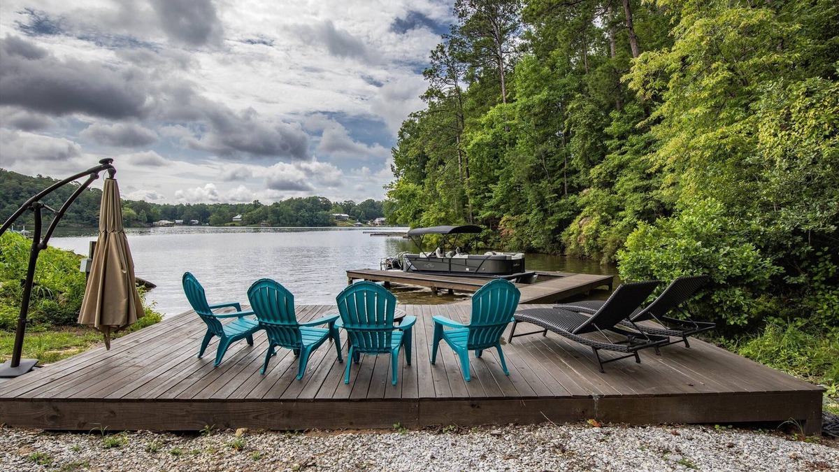 Alexander City Cabin | Lakefront Cabin w/Dock, Multi-Acre Privacy, Fire Pit, Kayaks & Boat Rental