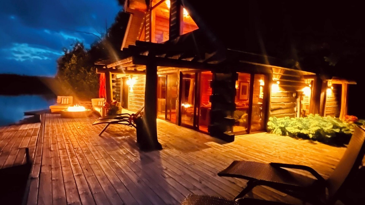 Petoskey Cabin | Lakefront Cabin in Harbor Springs, Mi, 1 mile from Petoskey State Park.