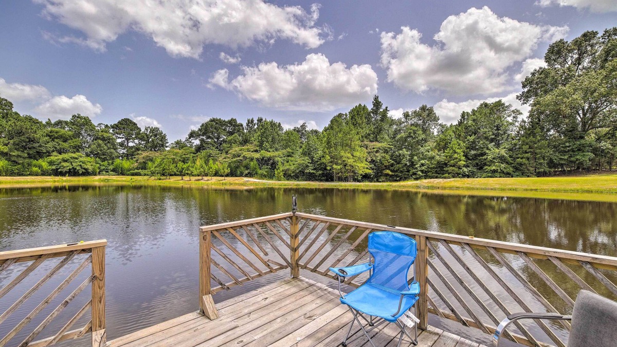 Woodville Cabin | Lakefront Cabin w/Access to 2 Paddleboats!