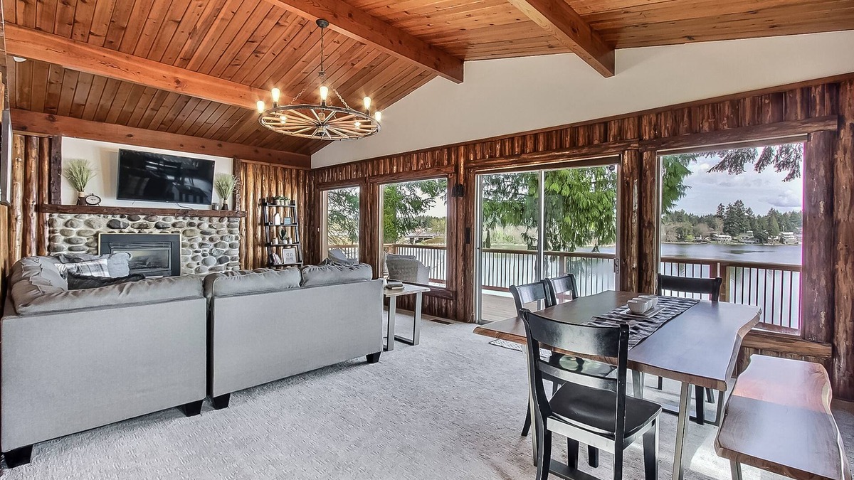East Olympia Cabin | Lakefront Cabin w/Hot Tub, Game Room, Kayaks & Mt. Rainier VIEW