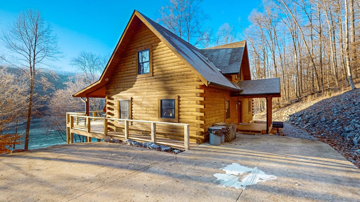 Tazewell Cabin | Lakefront cabin w/fire pit, dock, grill, fireplace, Wi-Fi