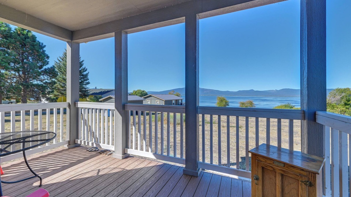 Chiloquin Cabin | Lakefront Cabin w/Water & Mtn Views in Chiloquin