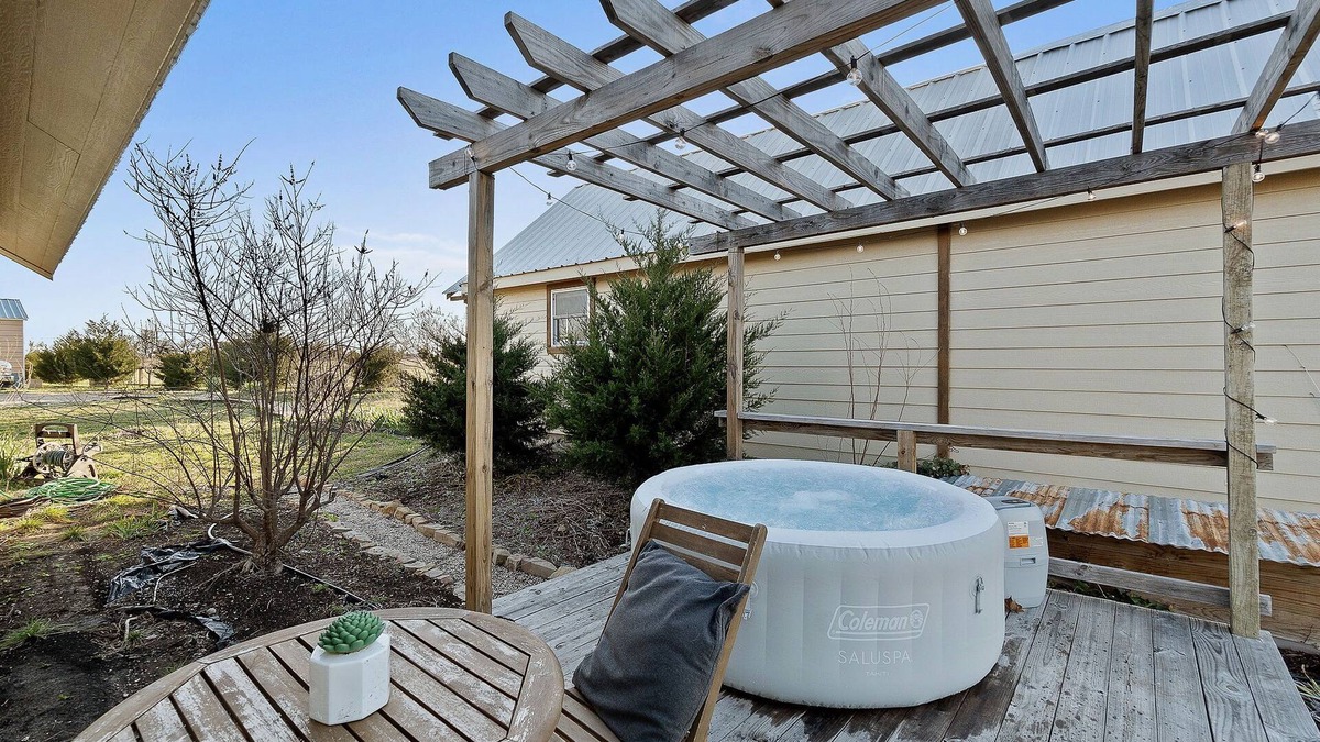 Weston Cabin | Lakefront cabin with hot tub! Kayak | Fish | Hike | Camp