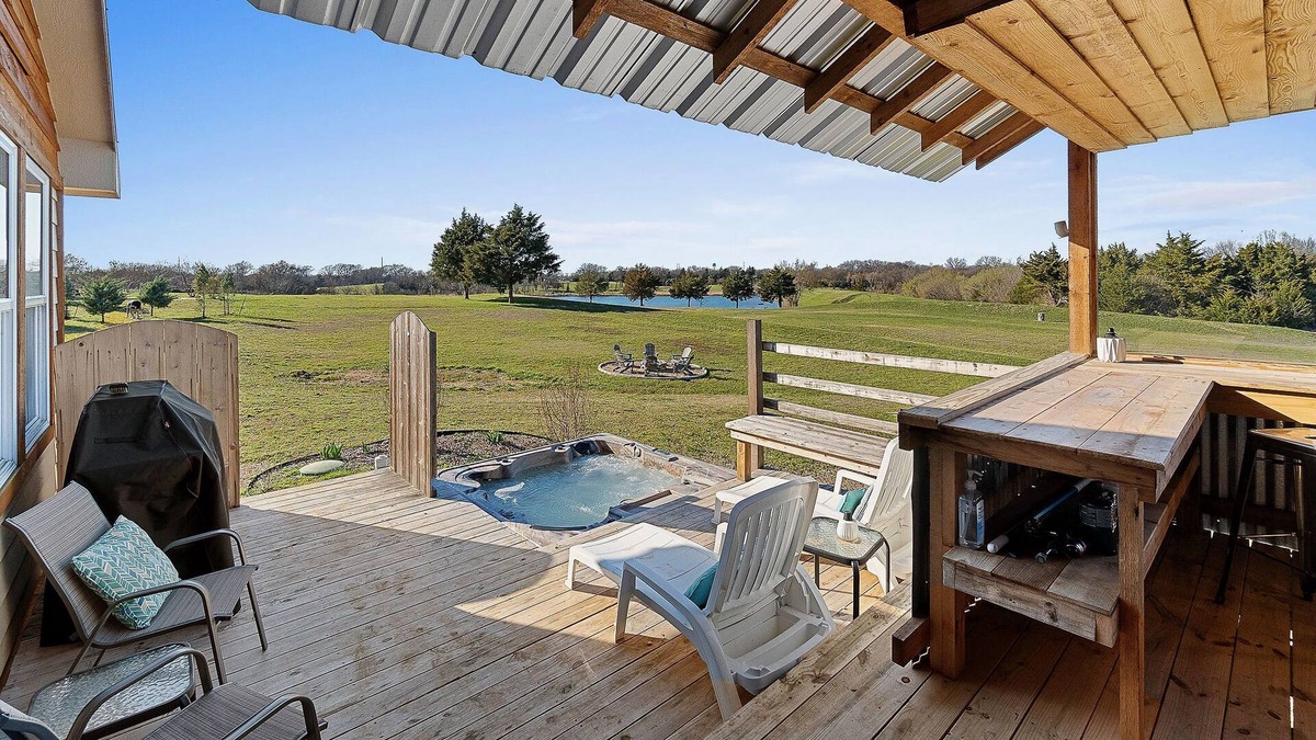 Weston Cabin | Lakefront cabin with hot tub! Kayak | Fish | Hike | Camp