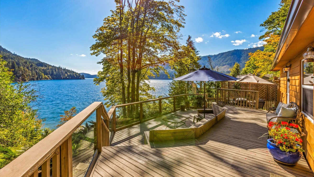 Hoodsport Cabin | Lakefront Cabin with Spacious Deck on Lake Cushman