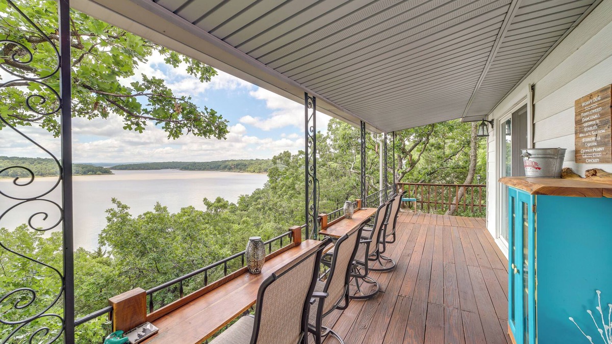 Longtown House | Lakefront Canadian Gem: Fire Pit, Decks & Grills