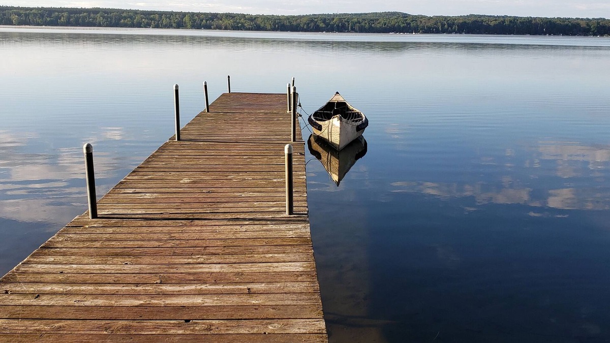 Springwater Cottage | Lakefront Cedar Haven- Free use Canoe and Kayak, 1 hr from Toronto, All Seasons