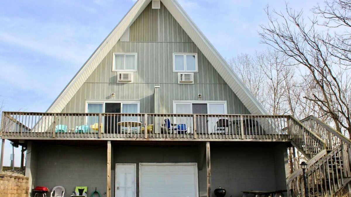 Stevensville House | Lakefront Chalet #27 w/Beach Access, Pools, Sport Courts, Fishing Pond & more!