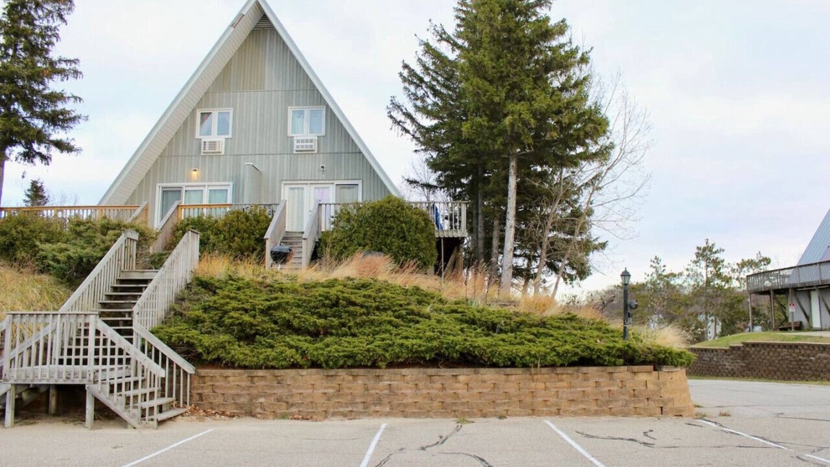 Stevensville House | Lakefront Chalet #36 w/Beach Access, Pools, Sport Courts, Fishing Pond & more!