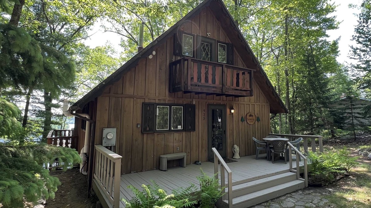 Loretto House | Lakefront Chalet - Badwater Lodge - Gorgeous Lake Views
