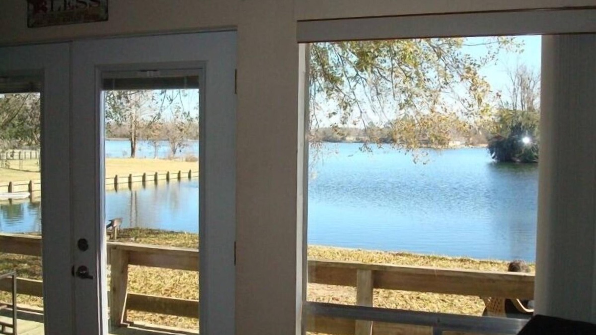 Votaw Ski Chalet | LAKEFRONT CHALET, FLOATING DECK, LARGE YARD, GRILL, CHIMINEA, ALL NEW APPLIANCES