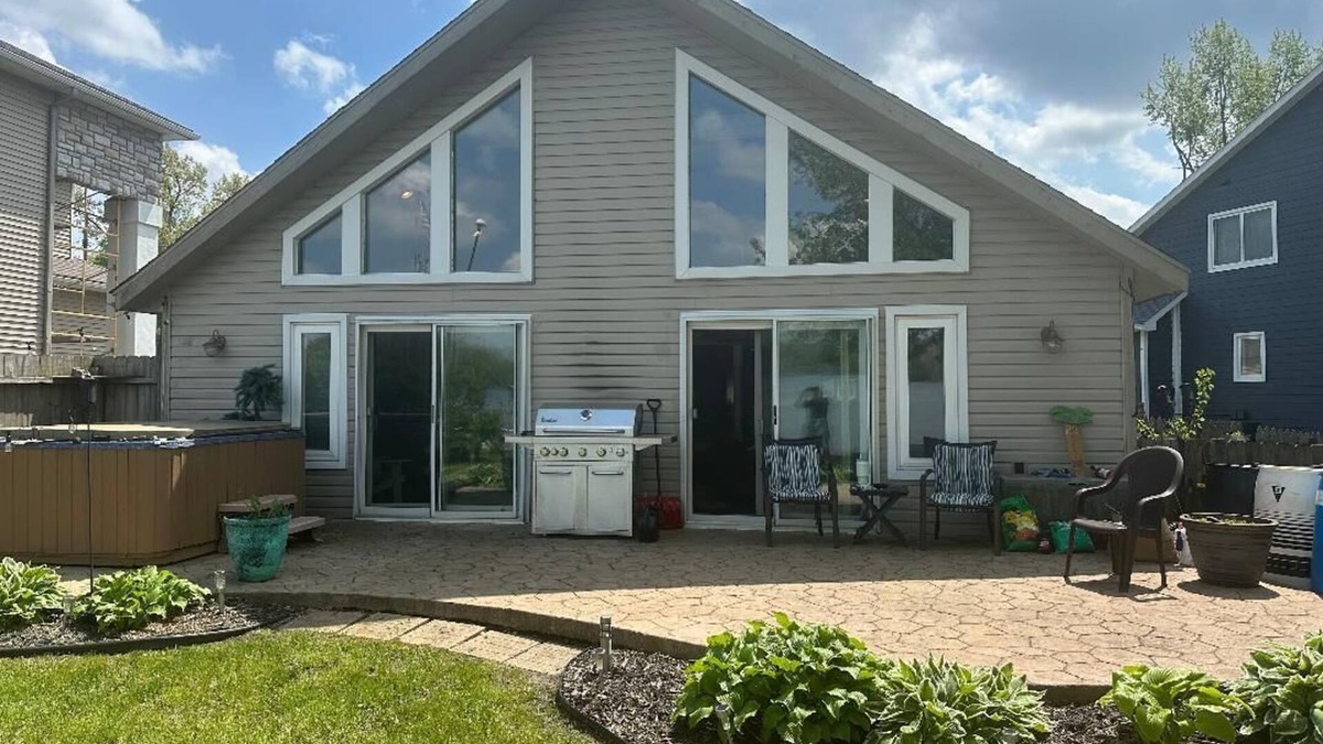 White Lake House | “Lakefront Chalet Retreat-Up North Feel, relax & rewind. Hot Tub and fireplace.”
