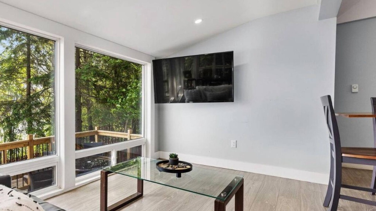 Ryerson Cottage | Lakefront Charm - 3 Bedroom Cottage with panoramic Bay Window Views.