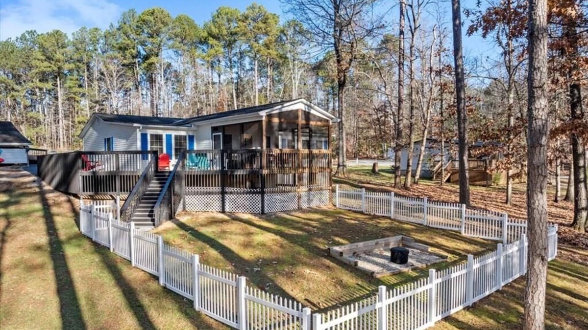 Wise House | Lakefront Charming 3-Bedroom home at Lake Gaston
