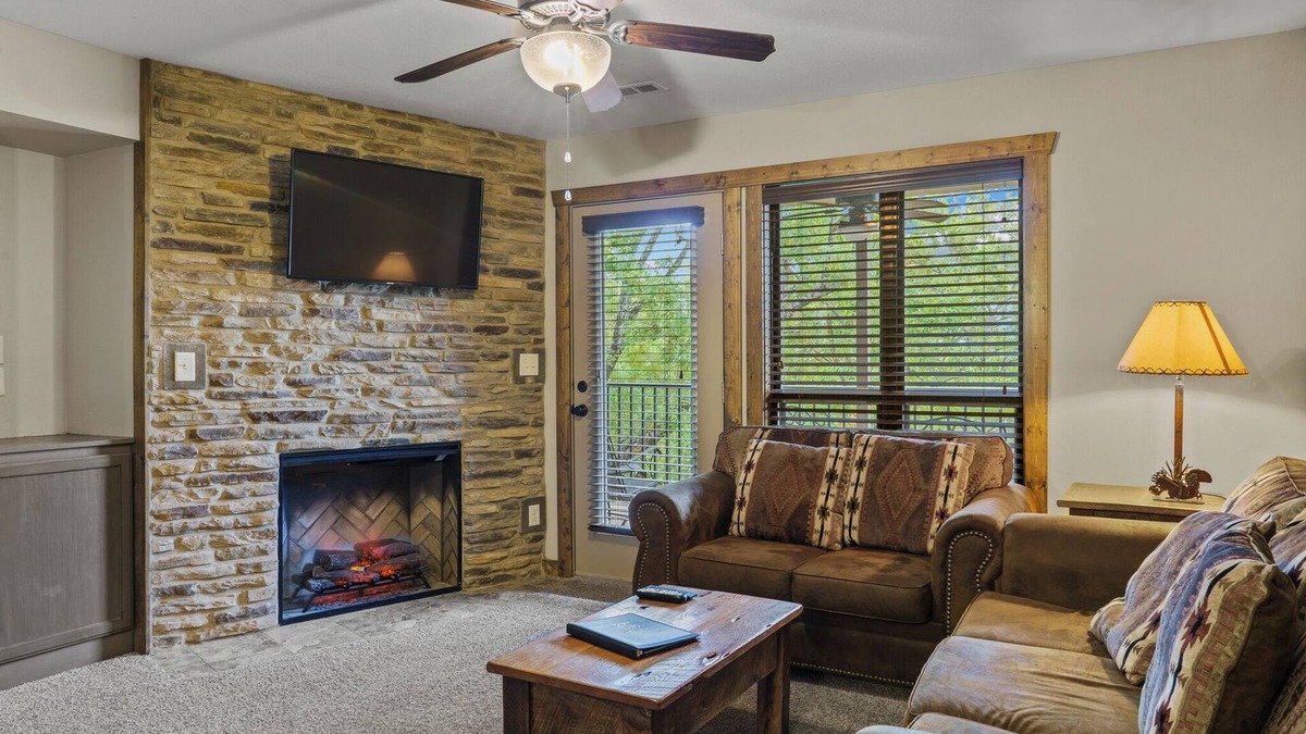 Indian Point Condo | LAKEFRONT Condo for 10, close to Silver Dollar City! Ticket Deals & Resort Perks,