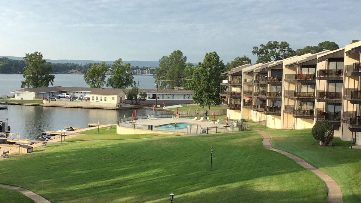 Hot Springs Condo | LAKEFRONT CONDO W/BALCONY, NEWLY RENOVATED