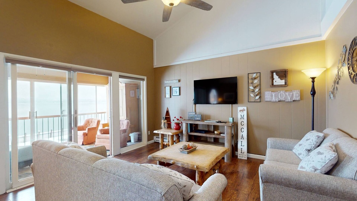 McCall Condo | Lakefront condo w/enclosed balcony, lovely views & shared seasonal pool/beach
