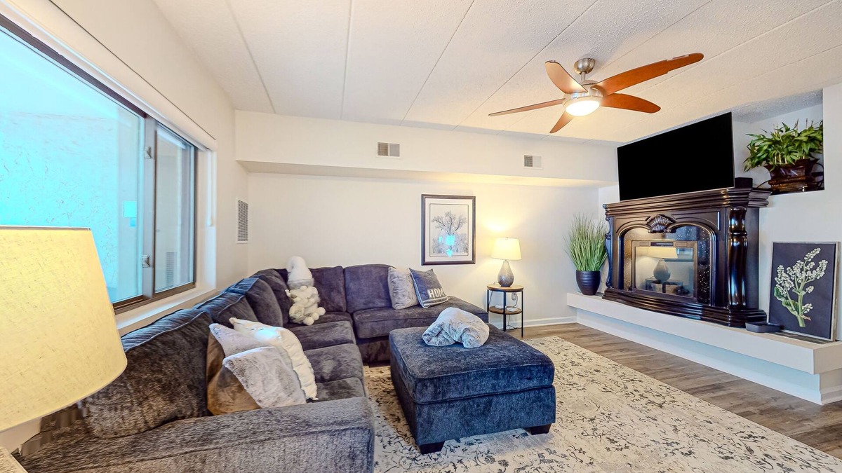 Lake Harmony Condo | Lakefront condo with balcony, fireplace, washer/dryer, central AC, & fast WiFi