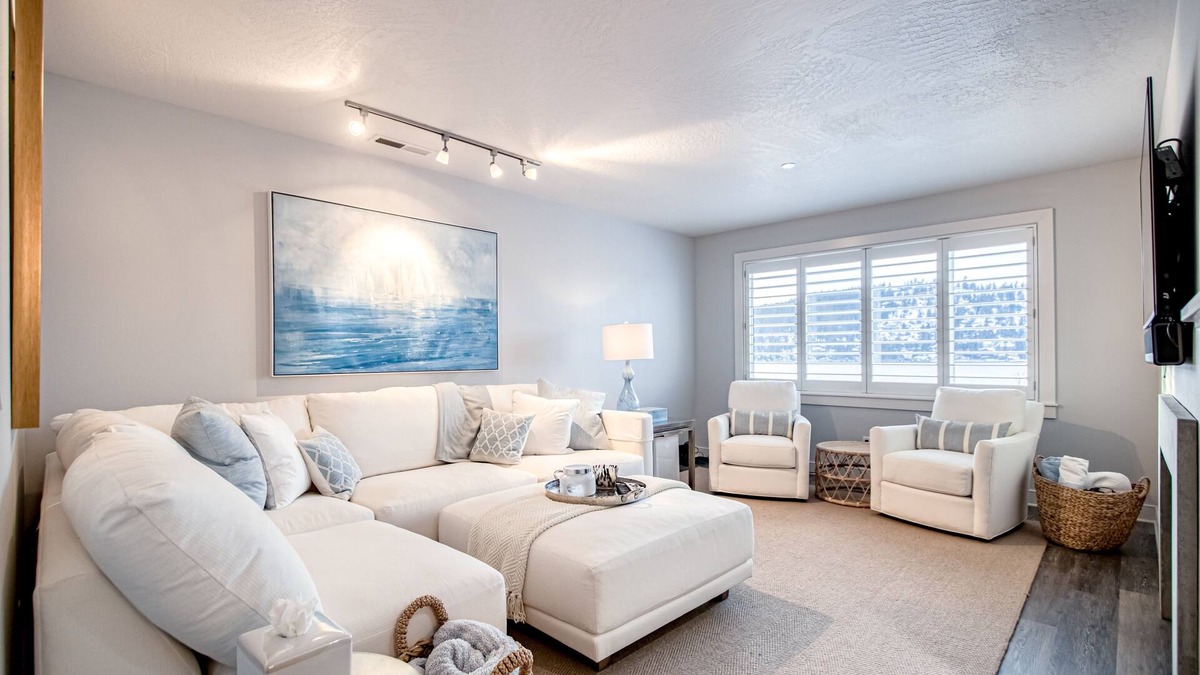 Coeur d'Alene Condo | Lakefront condo with mountain views, pool, balcony, grill, fireplace, streaming