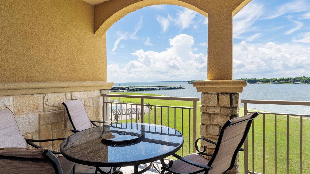 Eureka Condo | Lakefront Corsicana Condo: Pool & Private Balcony!