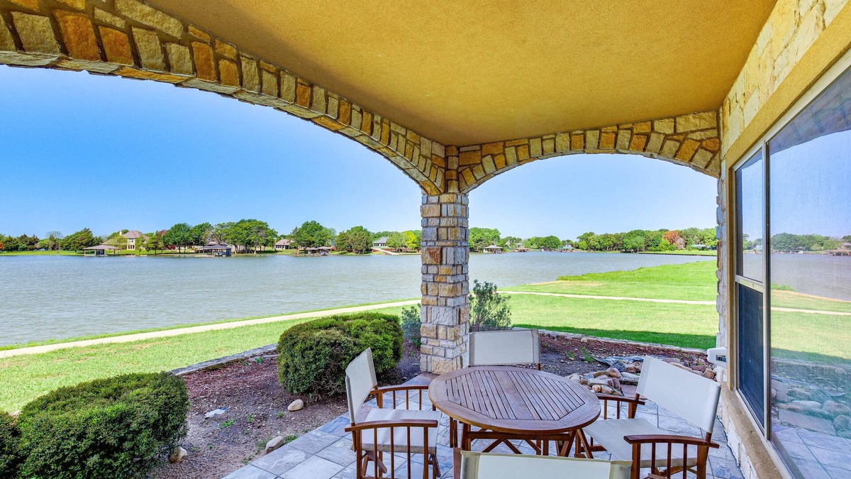 Eureka Condo | Lakefront Corsicana Condo w/Pool Access!