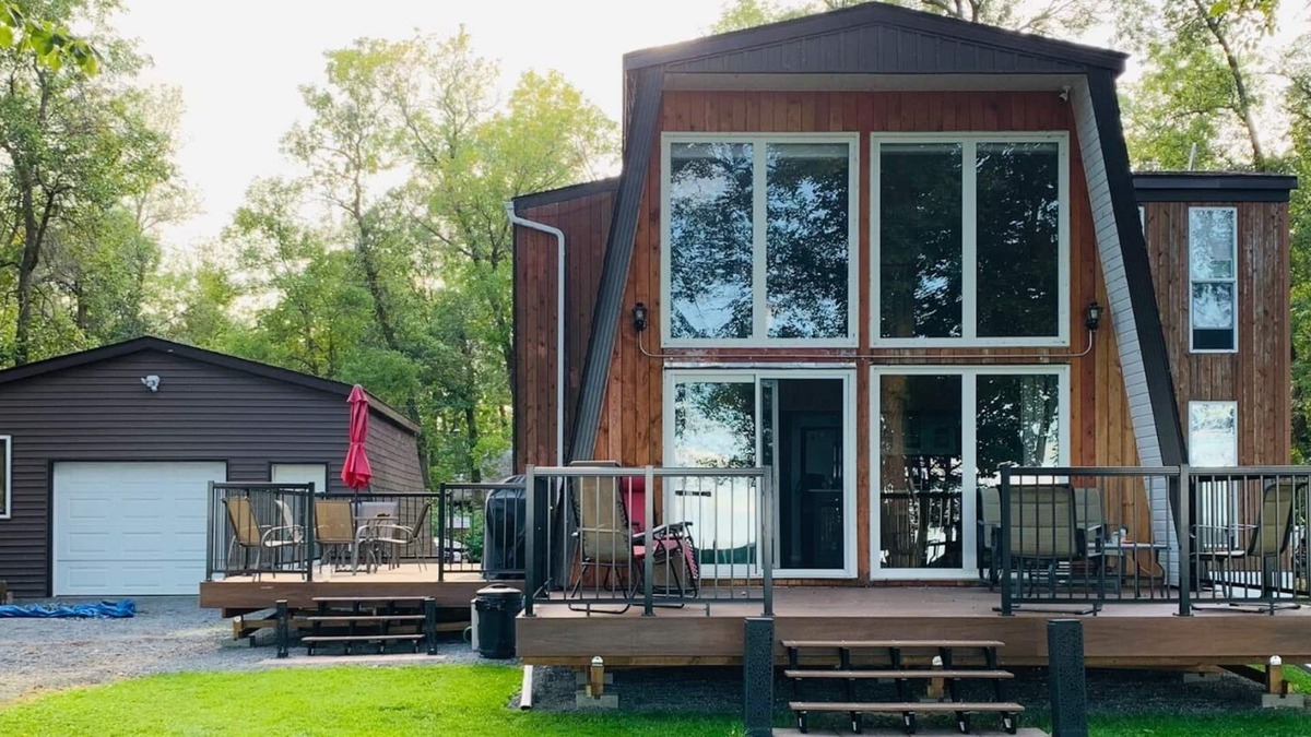 Winnipeg Beach Cabin | Lakefront cottage with 2 decks, firepit capturing amazing sunrises.
