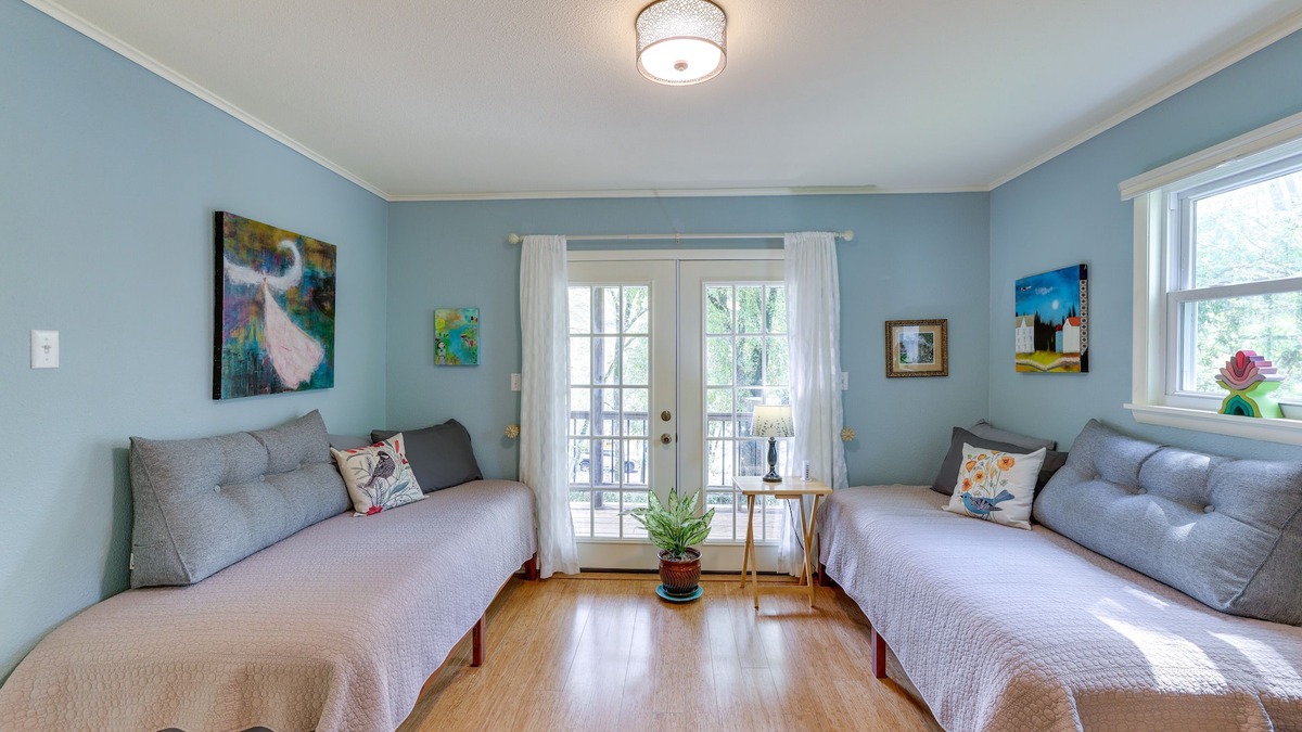 Beaver Cottage | Lakefront Cottage by Little Golden Gate Bridge