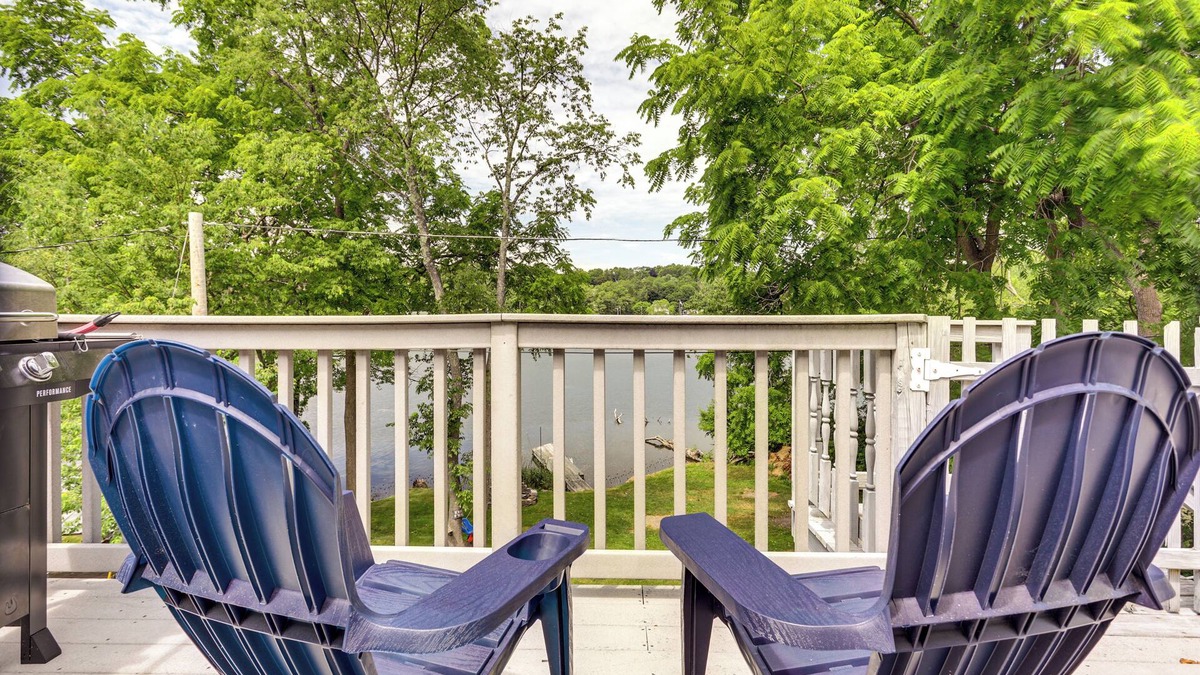 Forest Grove House | Lakefront Cottage 2 Mi to Palladium in Worcester!