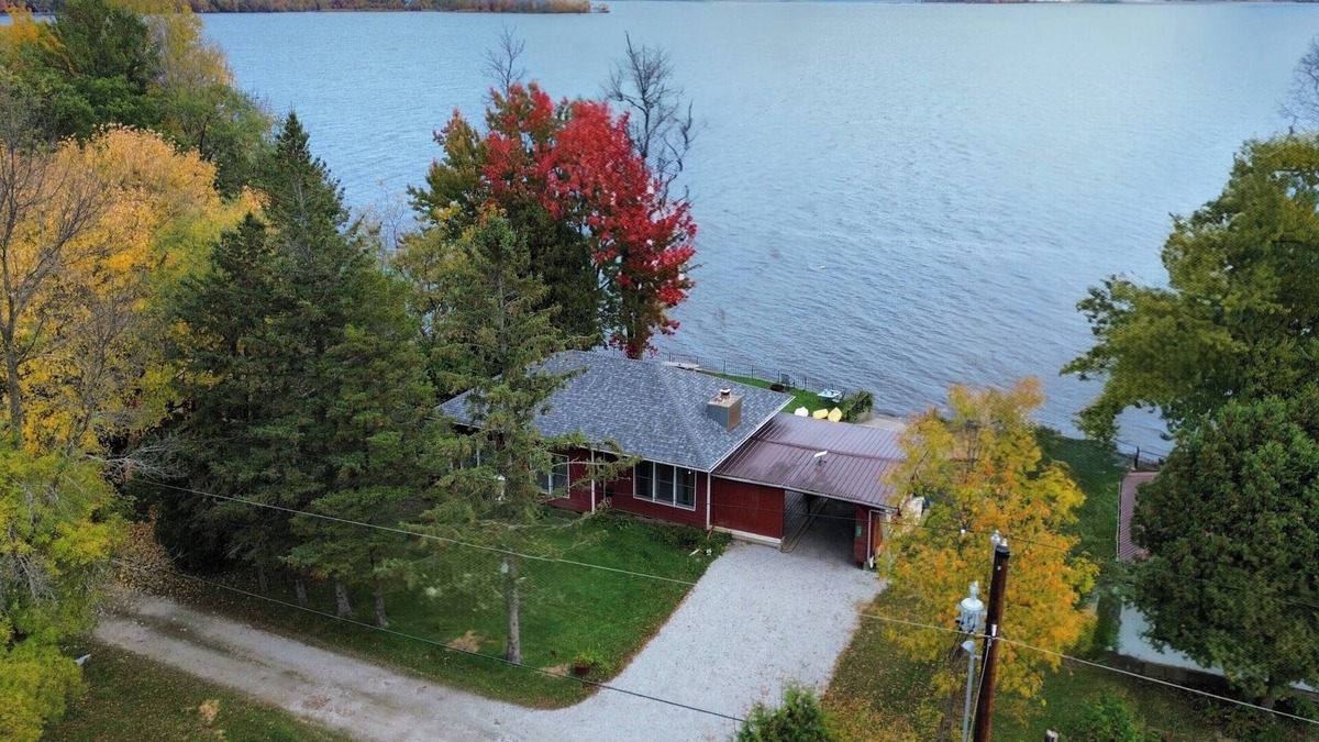 Alburg Cottage | Lakefront Cottage: Amazing Mountain Views Directly on Lake Champlain