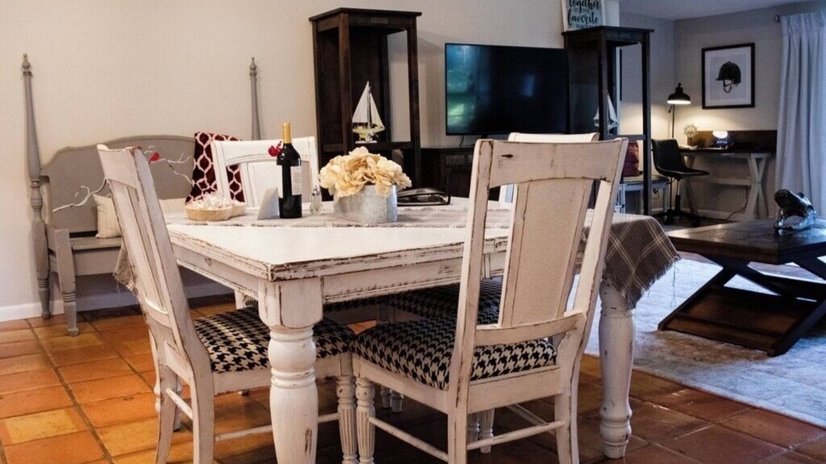Eustis House | Lakefront Cottage and Cabin on an Equestrian Farm