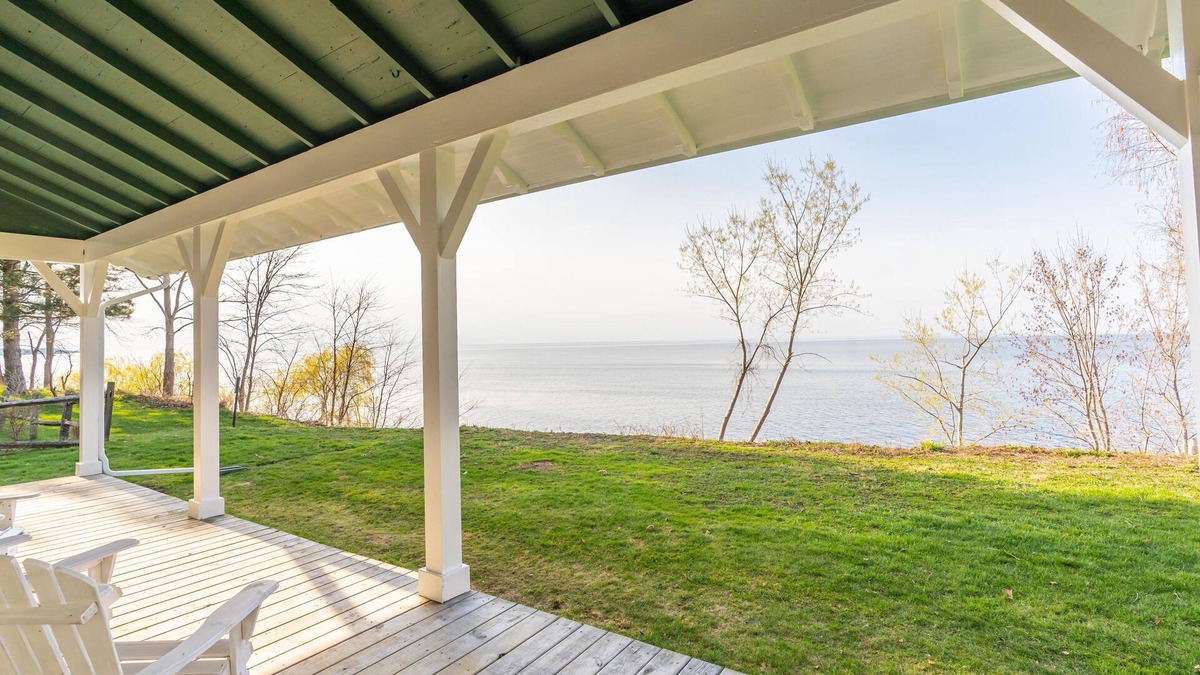 South Butler House | Lakefront Cottage - Best of Both