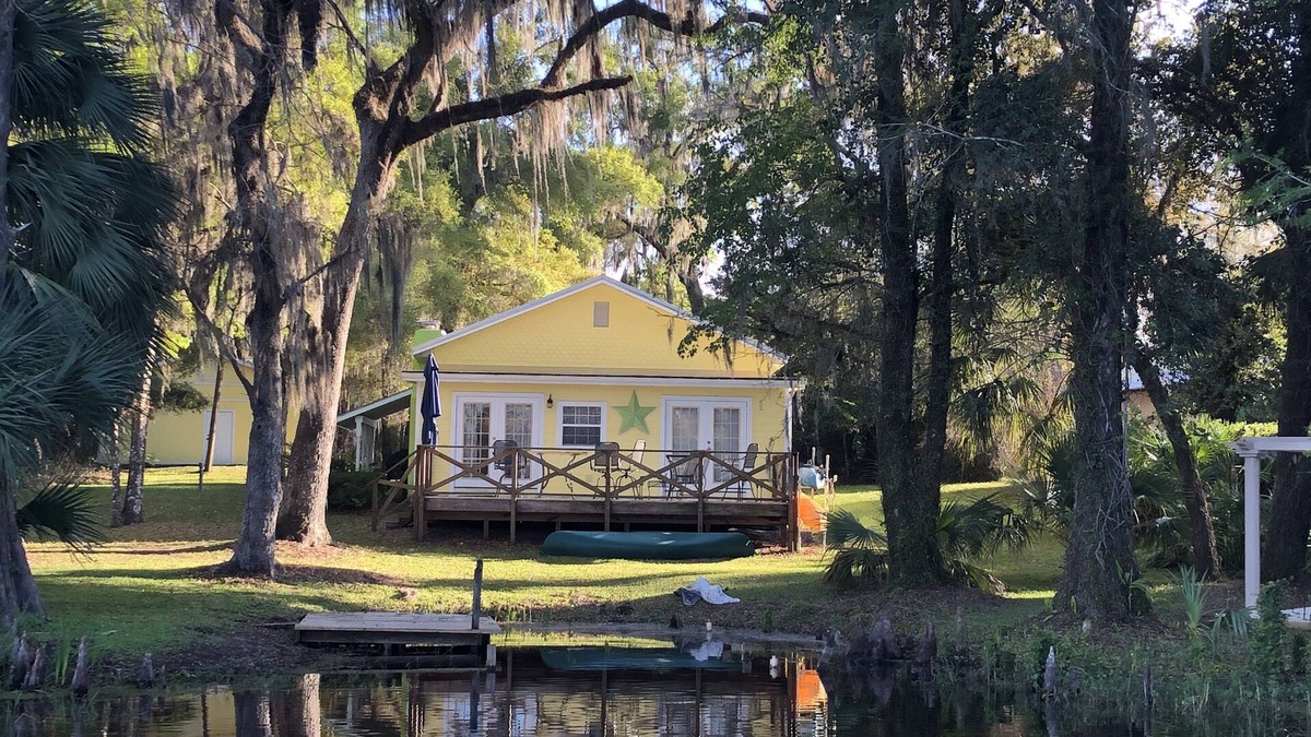 Inverness Cottage | Lakefront Cottage,Boating, Fishing, pet friendly, internet