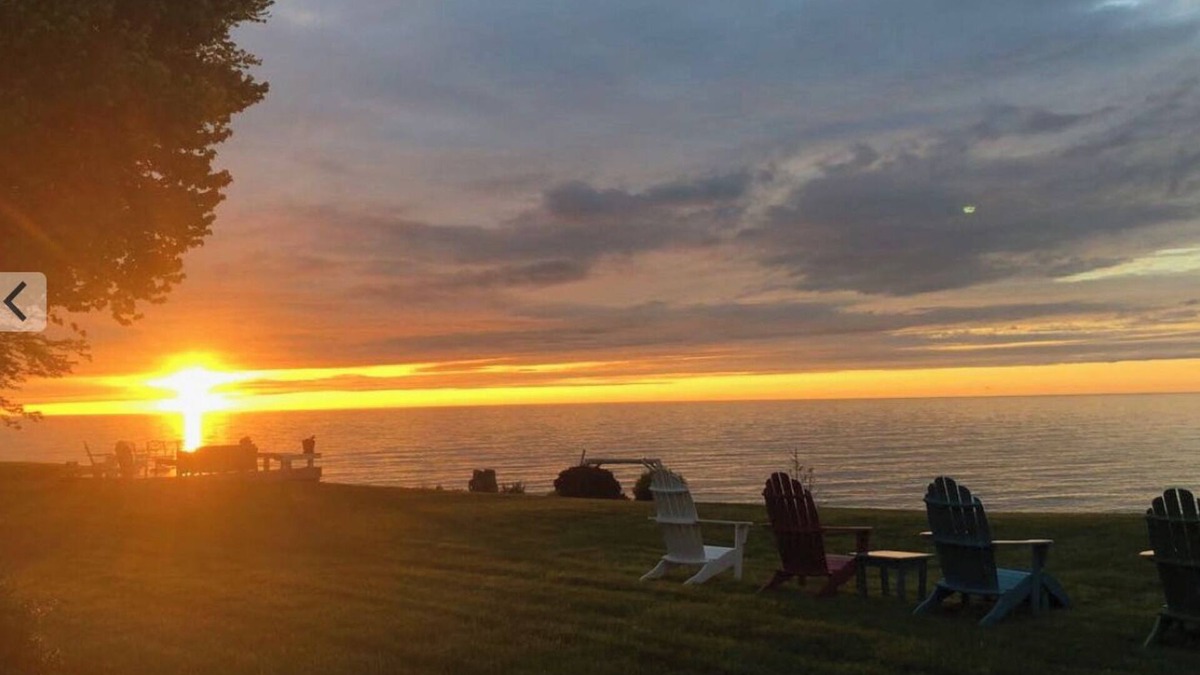 Geneva House | Lakefront Cottage BOOK 3 nights in 2025 get 4th free. Must msg for discount.