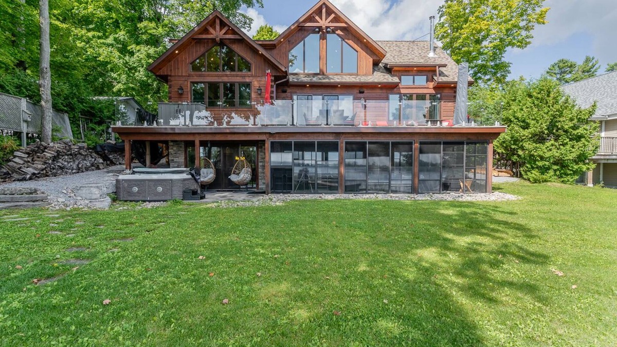 Bobcaygeon Cottage | Lakefront cottage golf area BBQ pool table
