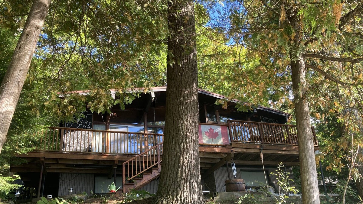 Utterson House | Lakefront Cottage in the Heart of Muskoka with South Facing Exposure