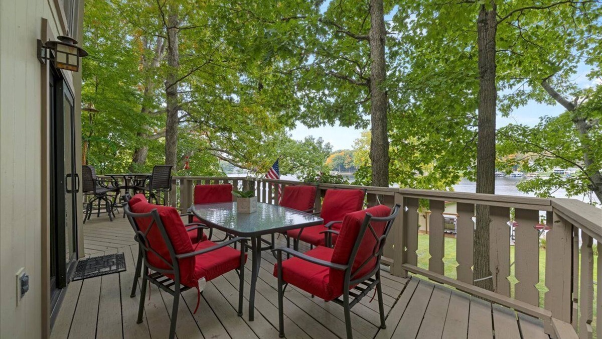 Howard House | Lakefront Cottage on Apple Valley Lake