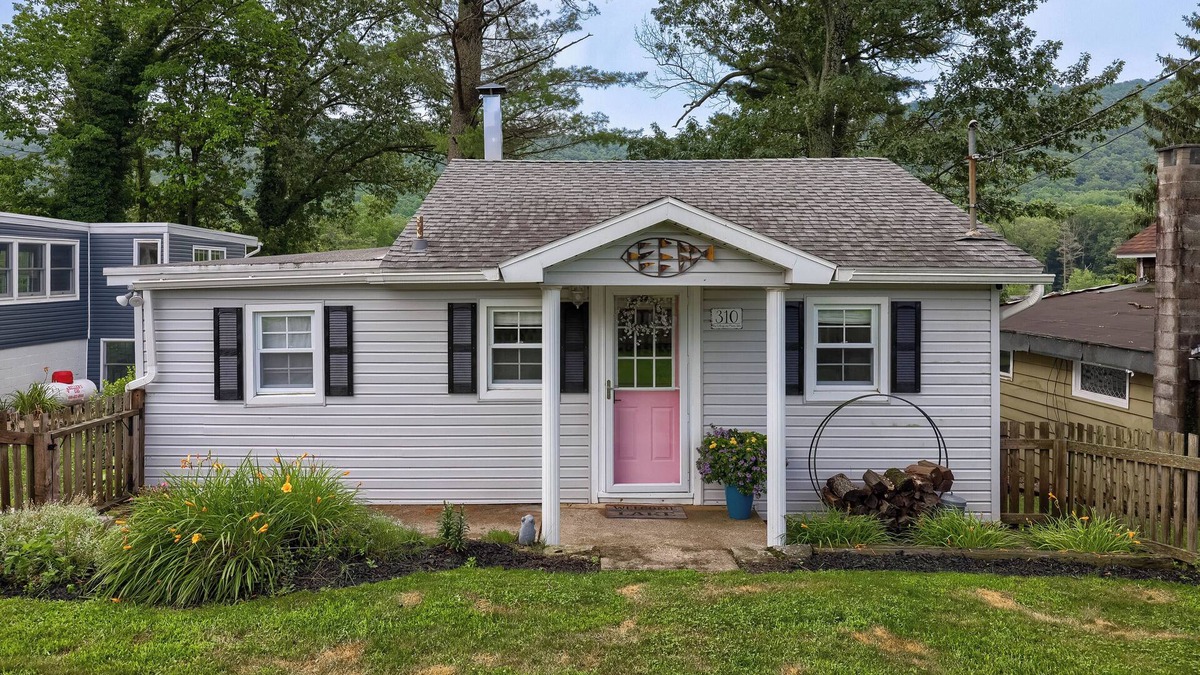 Moon Lake Cottages Cottage | Lakefront Cottage on Moon Lake