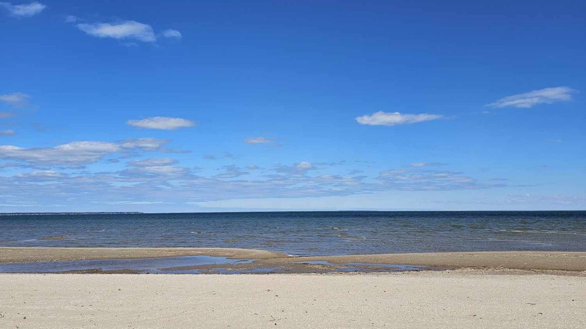 Au Gres Cottage | Lakefront Cottage on Saginaw Bay w/ Private Beach