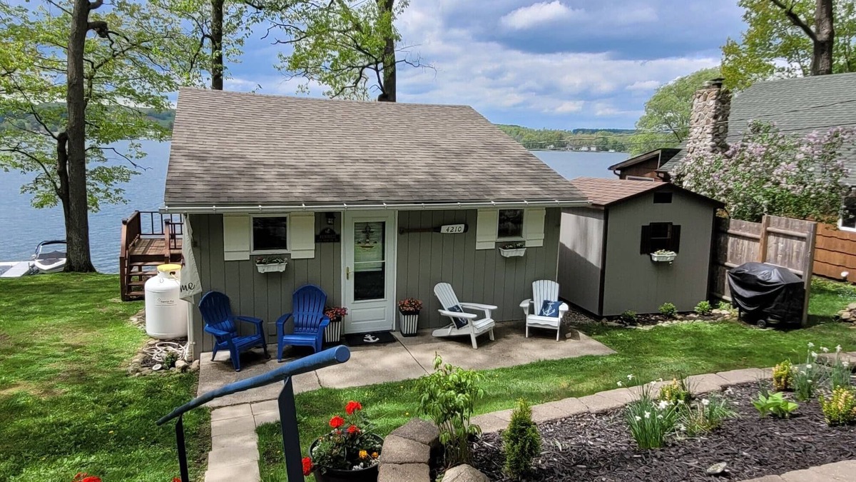 Hunt House | Lakefront cottage on Silver lake near Letchworth Park