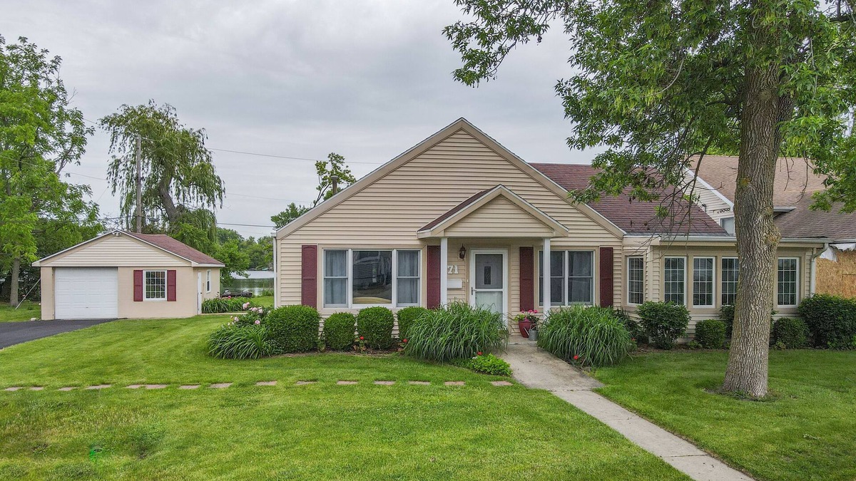 Manteno Cottage | Lakefront Cottage Sleeps 6