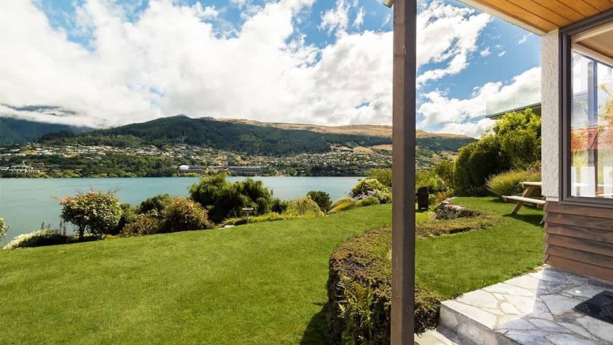 Kelvin Heights Apartment | Lakefront Cottage Sum