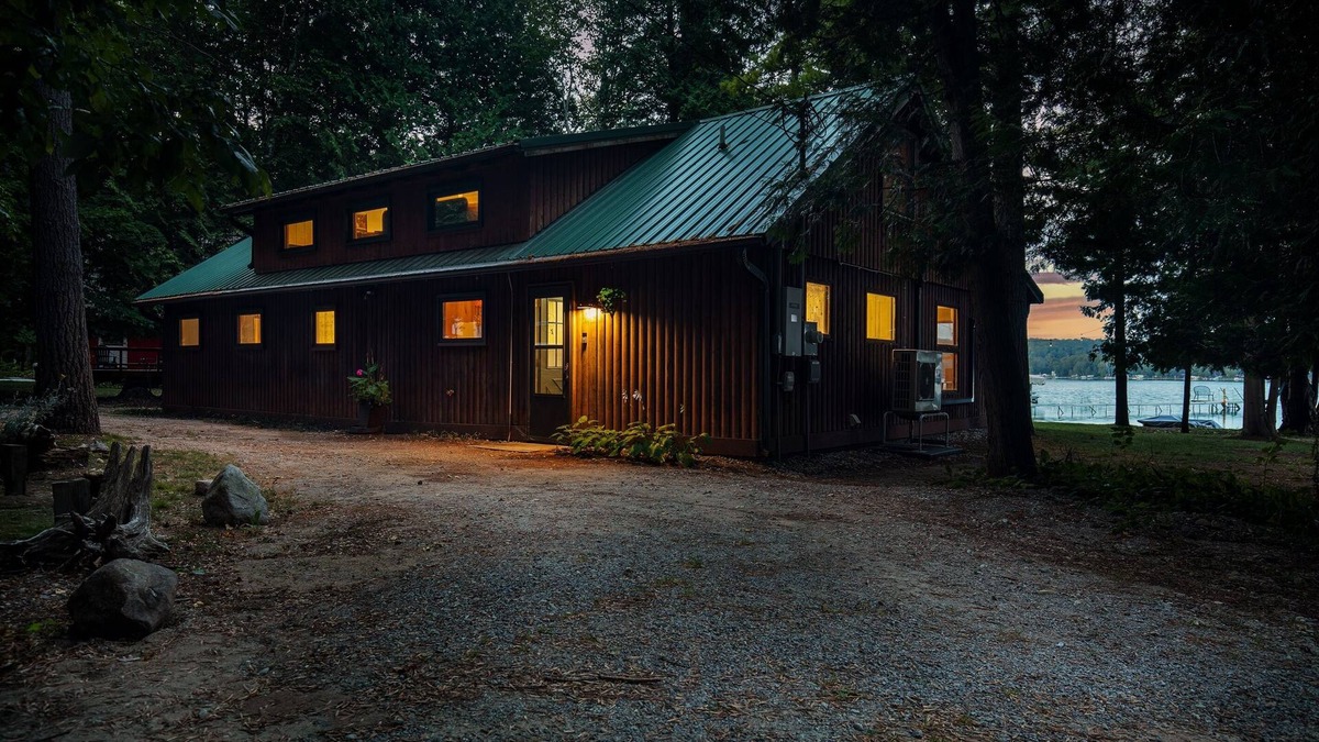 Central Lake Cottage | Lakefront Cottage – Private Beach, Dock, Kayaks, Dog-Friendly - The Dragonfly