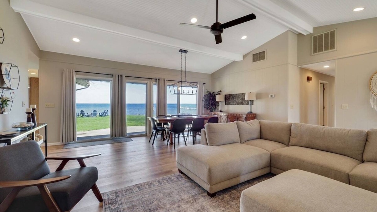 Moorestown Cottage | Lakefront Cottage with dock