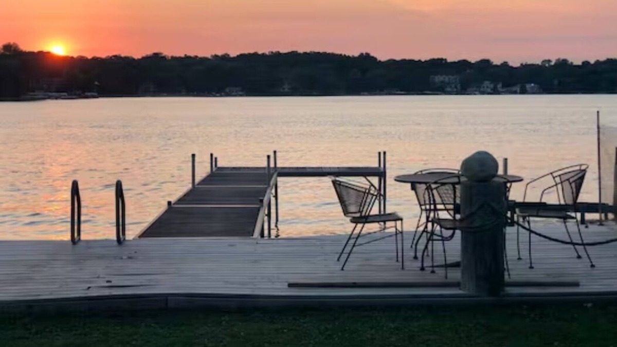 Fox Lake Cottage | Lakefront Cottage w/ Sunset Views