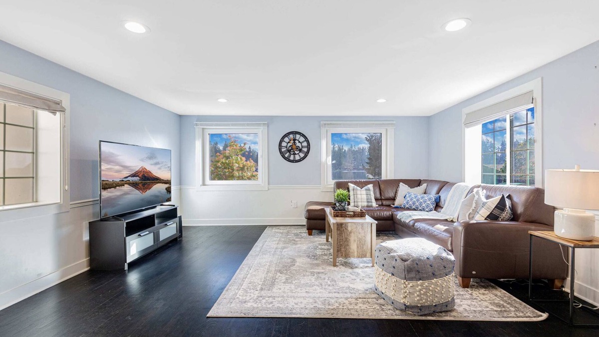 Federal Way House | Lakefront cottage with AC